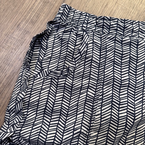 Athleta Blue and Gray Shorts - Chevron Pattern - Size Small - Picture 4 of 11